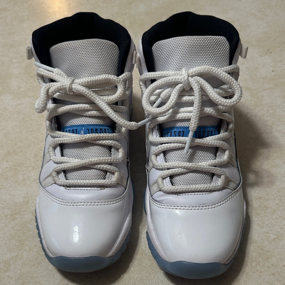 Women’s size 7/Big Kids size 5.5 White and Blue Jordan 11